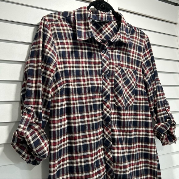 2/$15 🐧 Lightweight Plaid Flannel Button Up - Picture 3 of 4